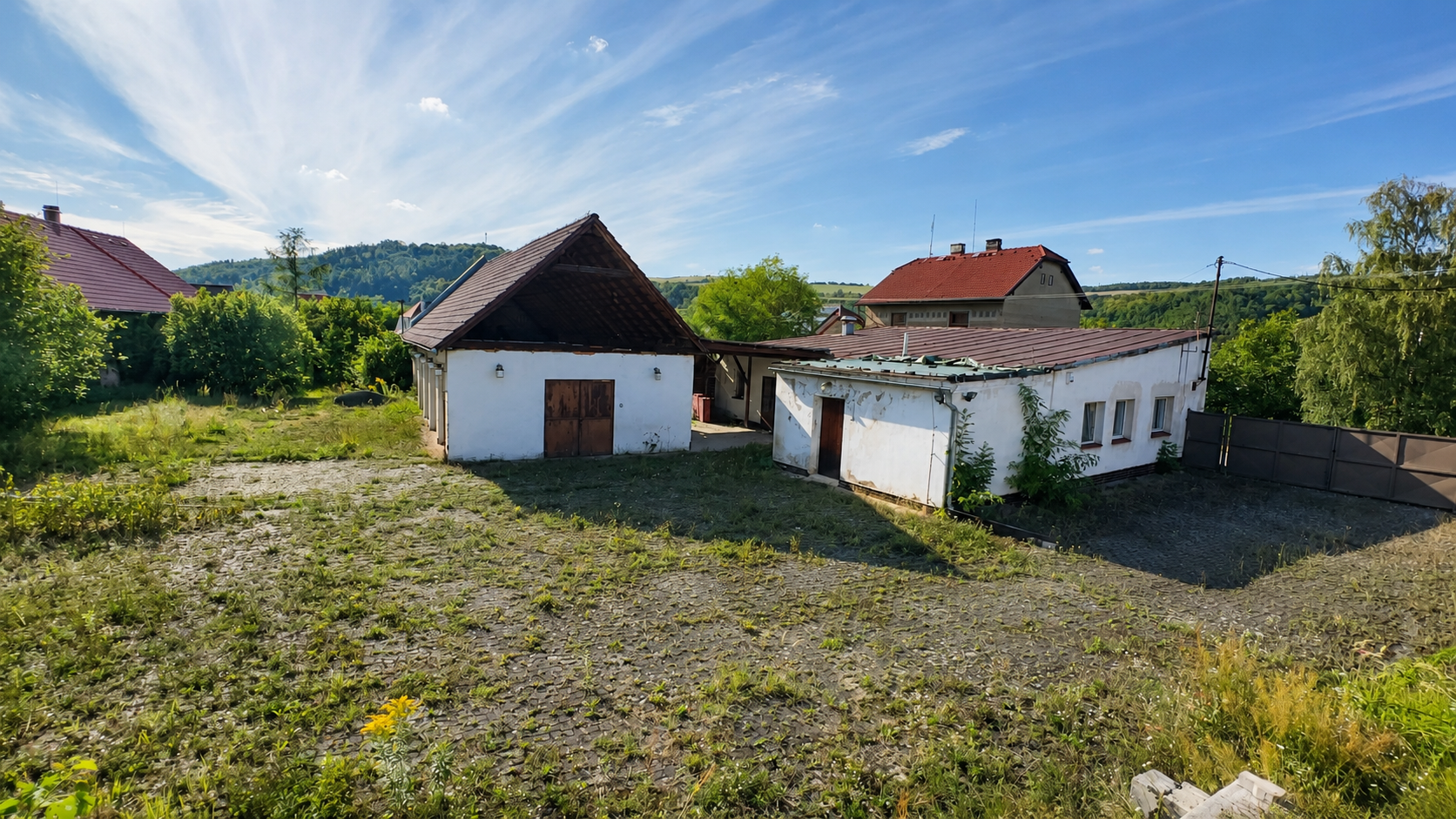 Komerční pozemek se stavbami, 2 151 m²