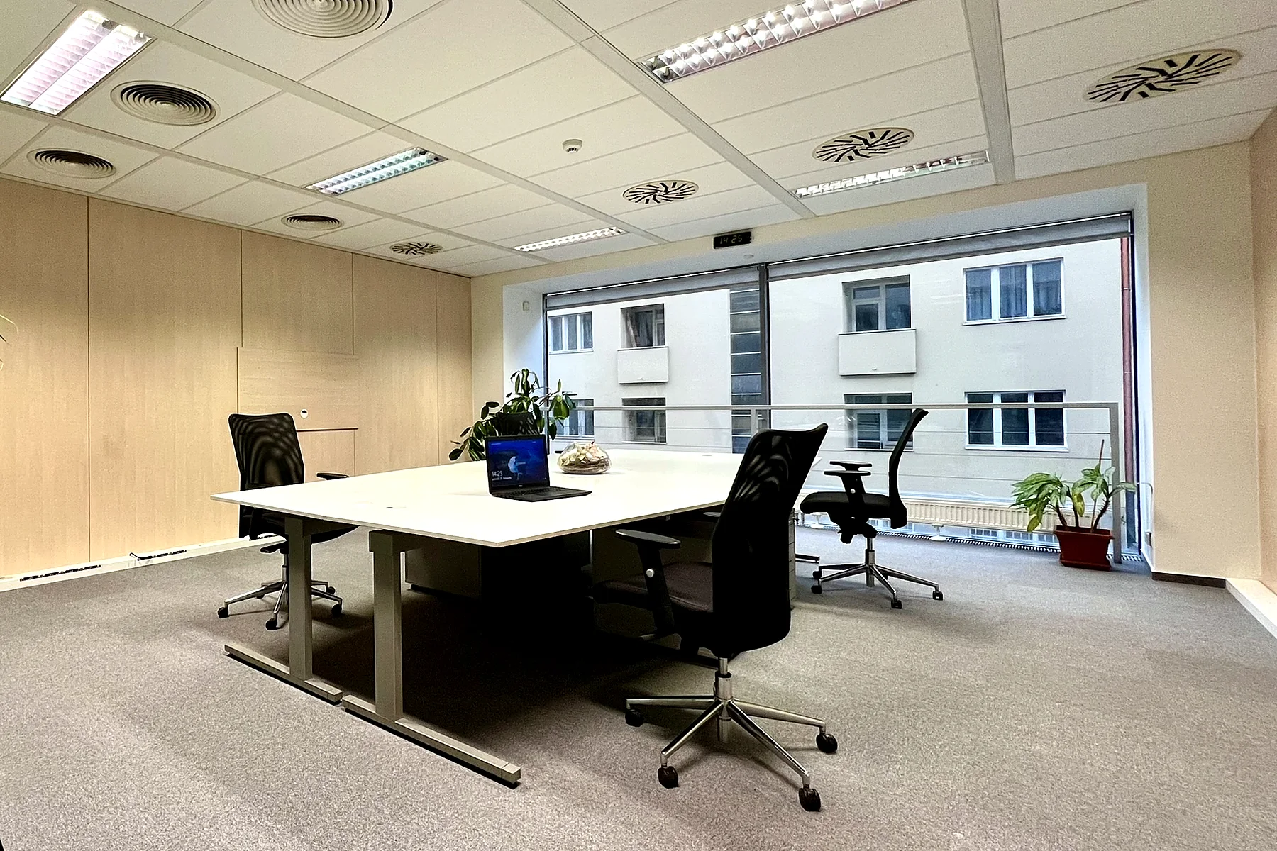 Kanceláře v přízemí s vlastním vstupem, 526 m²